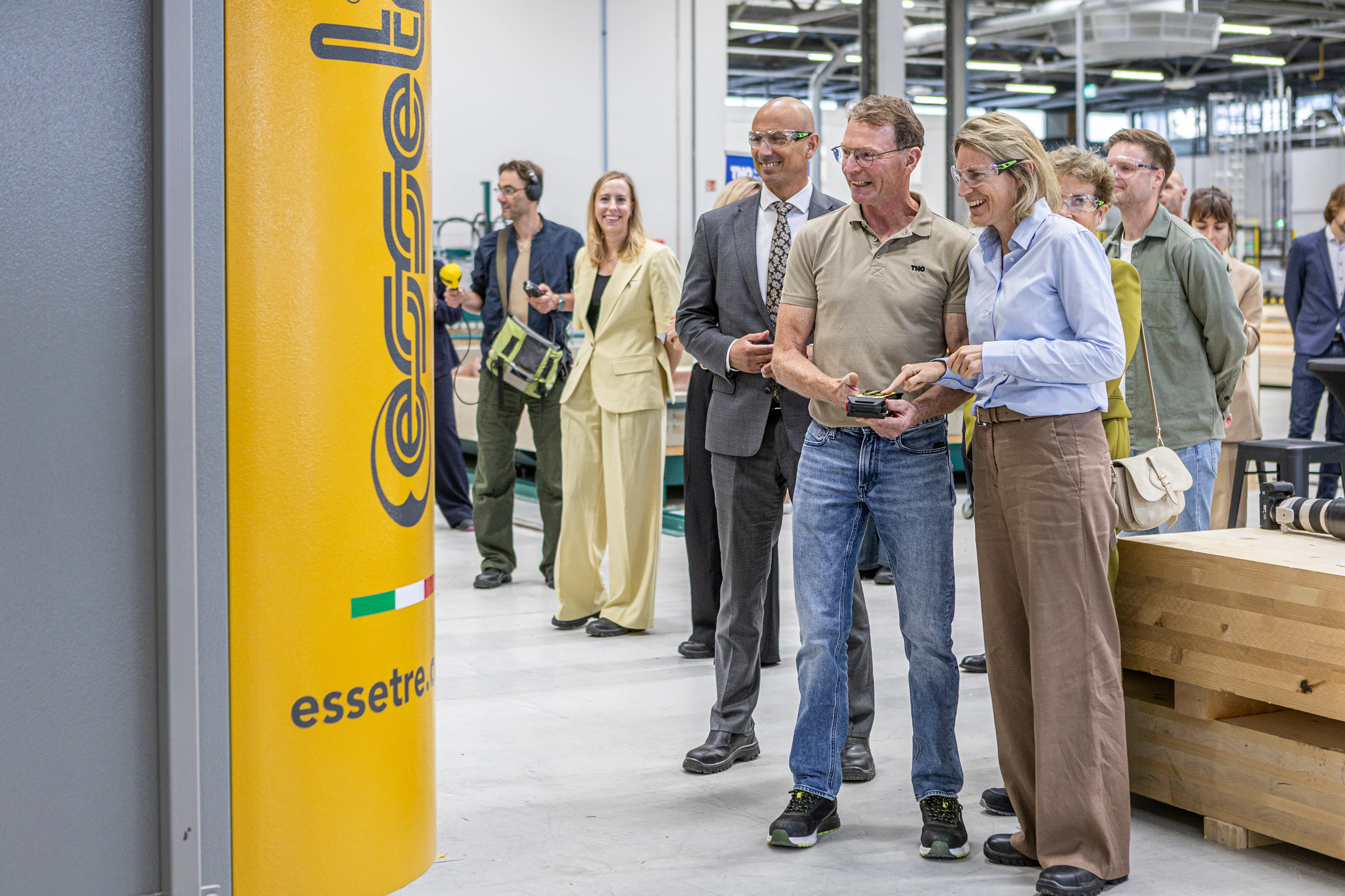 Minister Boekholt-O'Sullivan opent de nieuwe fabriek. Foto: TNO