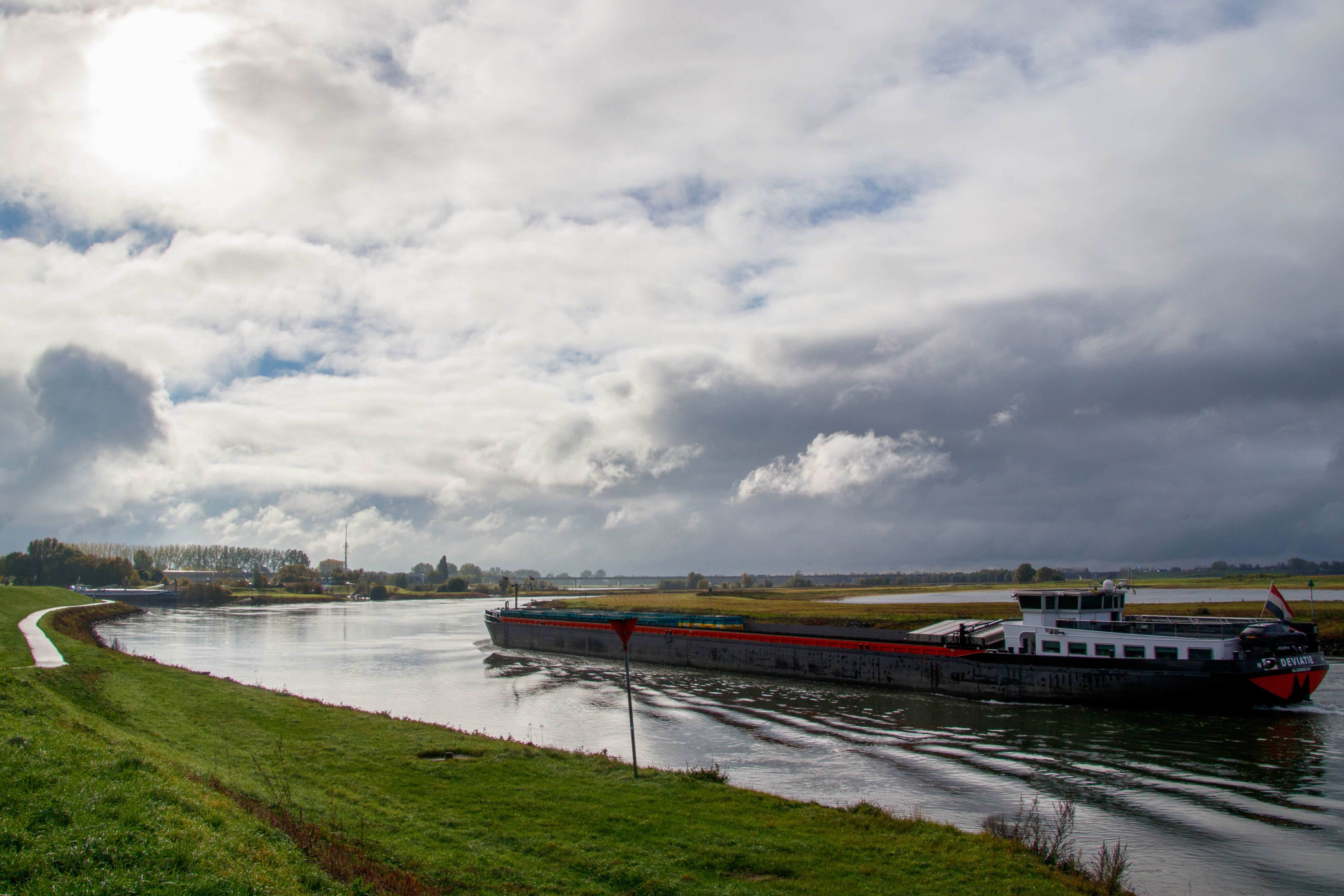 Door lage waterstanden rivieren kunnen vrachtschepen minder gewicht vervoeren, dat voert de kosten voor transport op. Foto: Pexels. 