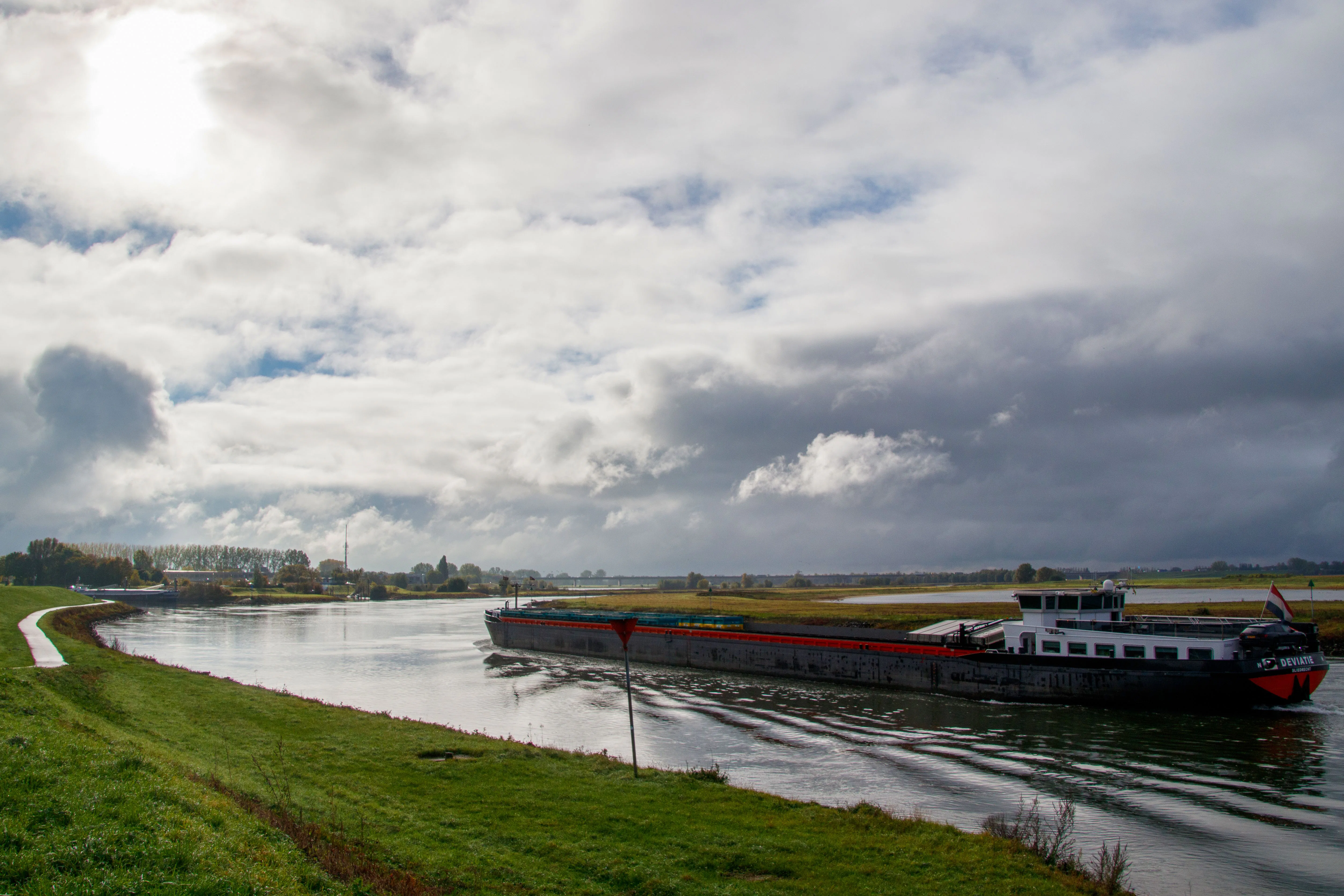 Door lage waterstanden rivieren kunnen vrachtschepen minder gewicht vervoeren, dat voert de kosten voor transport op. Foto: Pexels.