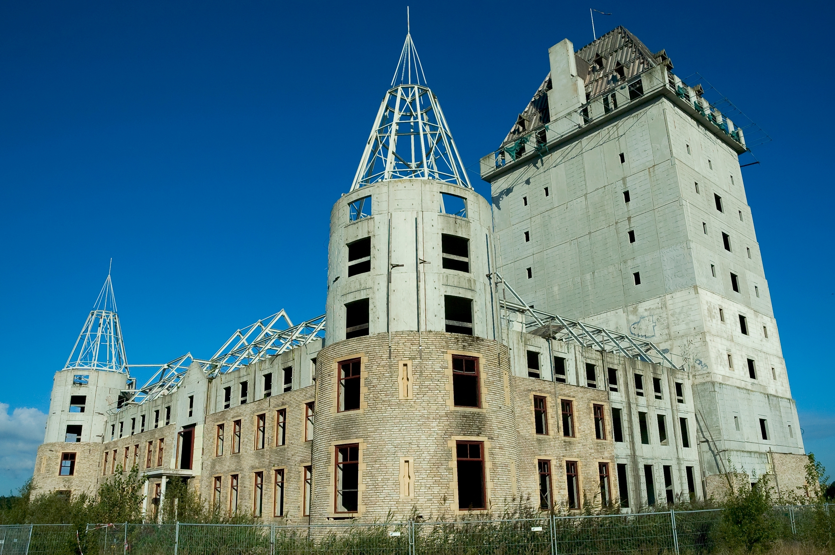 Het kasteel ligt er jaren vervallen bij. Foto: shutterstock