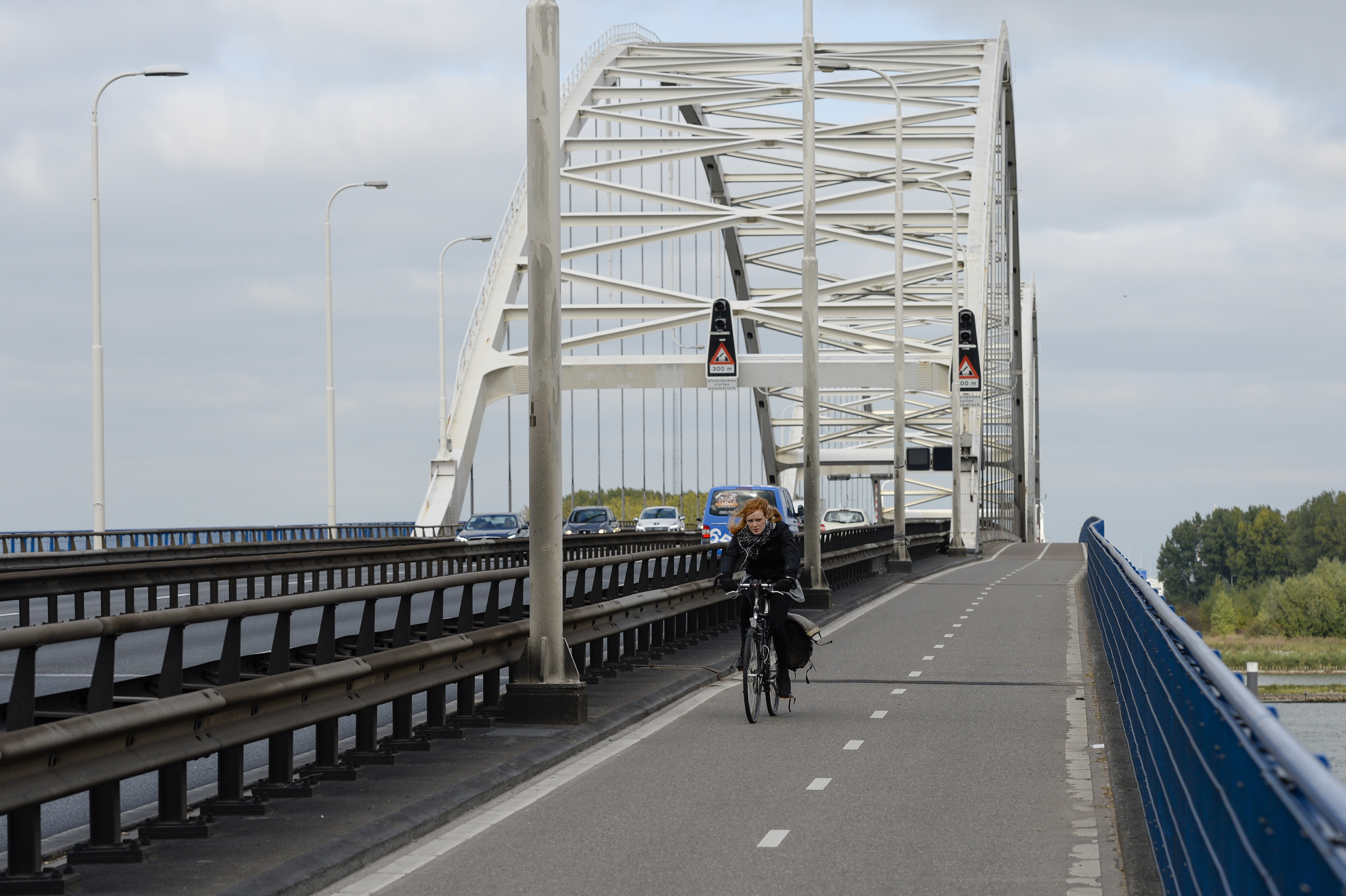 Sinds 18 juli is de Merwedebrug gesloten voor vrachtverkeer voor onbepaalde tijd. Verkeer wordt omgeleid via twee alternatieve routes. Foto: Shutterstock 