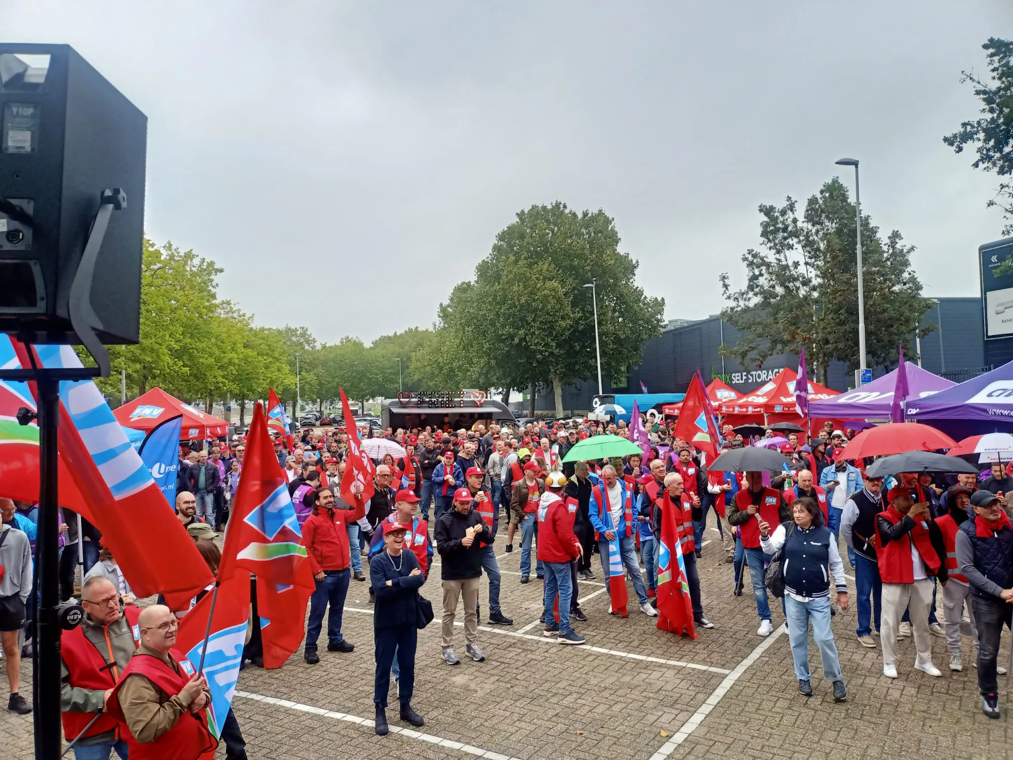 De bouw- en metaalsector kwam bij elkaar in Rotterdam om te staken tegen de bezuinigingen op sociale zekerheid. Foto: FNV