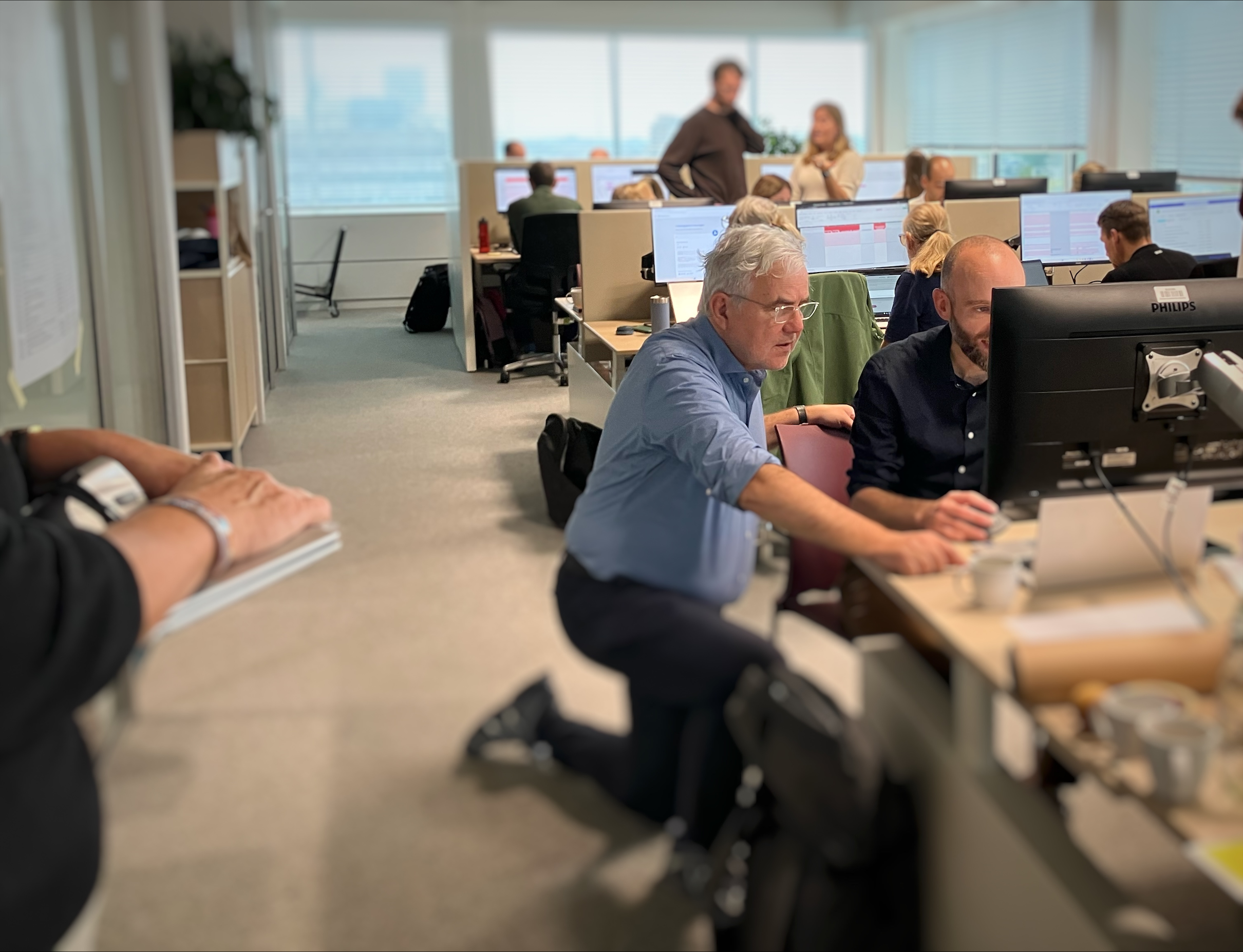Netcongestie-crisiscoördinator Peter Paul Weeda kijkt mee bij het invullen van de aanvragen voor stroomaansluitingen in het nieuwe systeem. Foto: Cobouw