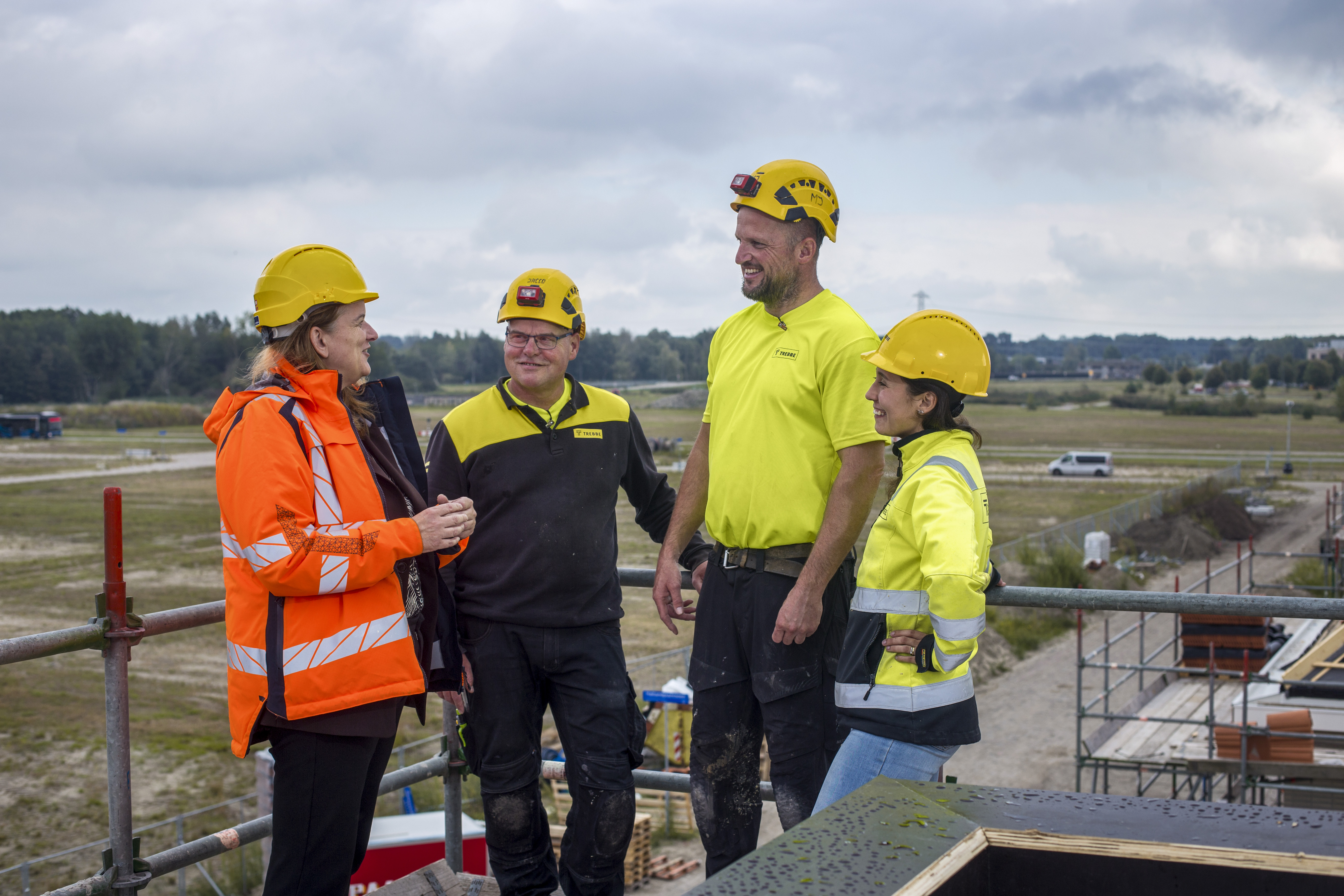 Danielle de Nijs op de bouwplaats van Trebbe in Almere met Martijn Jansen, Jacco Kregel en uitvoerder Anouk Klompenmaker. Foto: Eran Oppenheimer 
