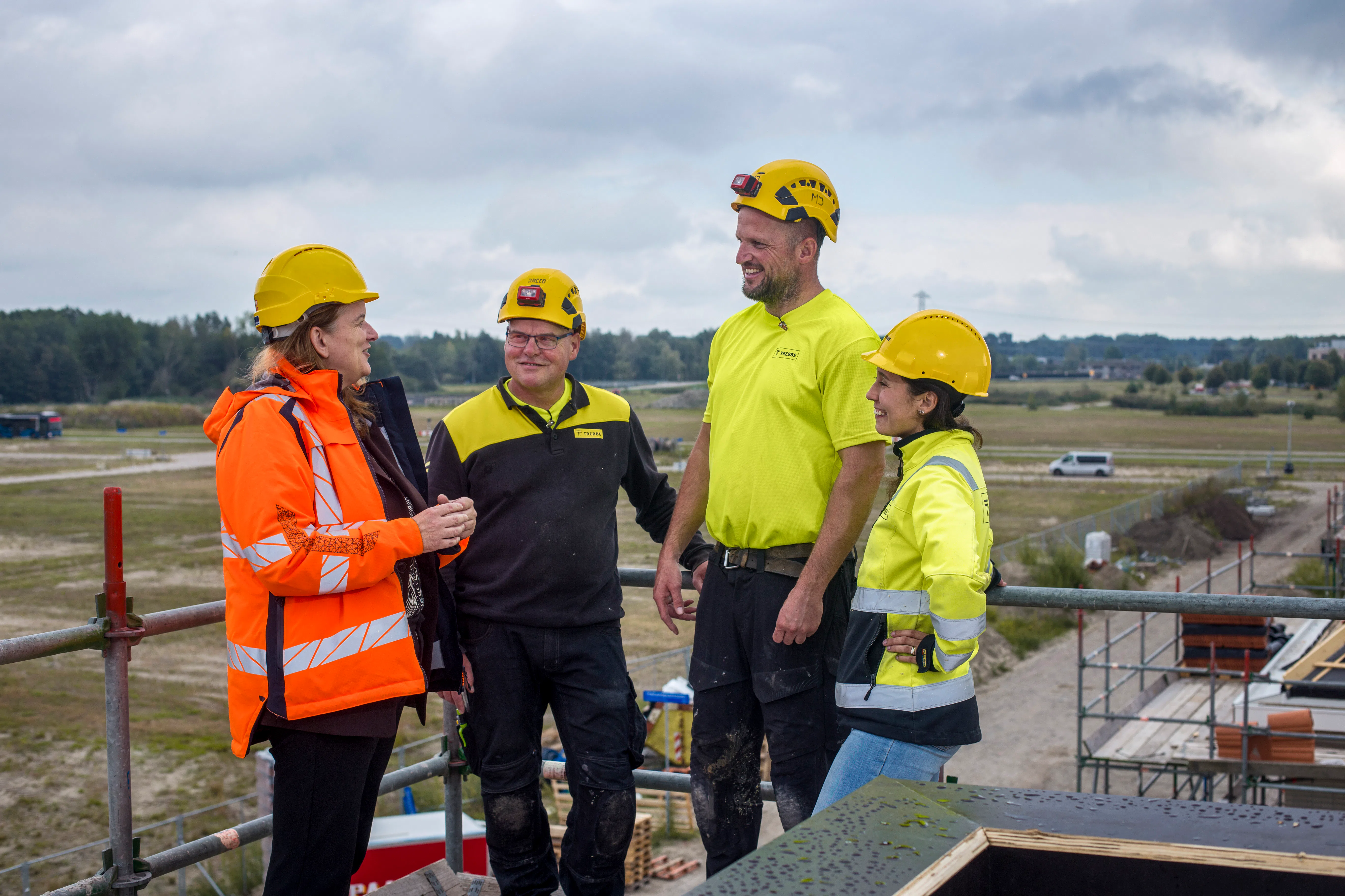 Danielle de Nijs op de bouwplaats van Trebbe in Almere met Martijn Jansen, Jacco Kregel en uitvoerder Anouk Klompenmaker. Foto: Eran Oppenheimer