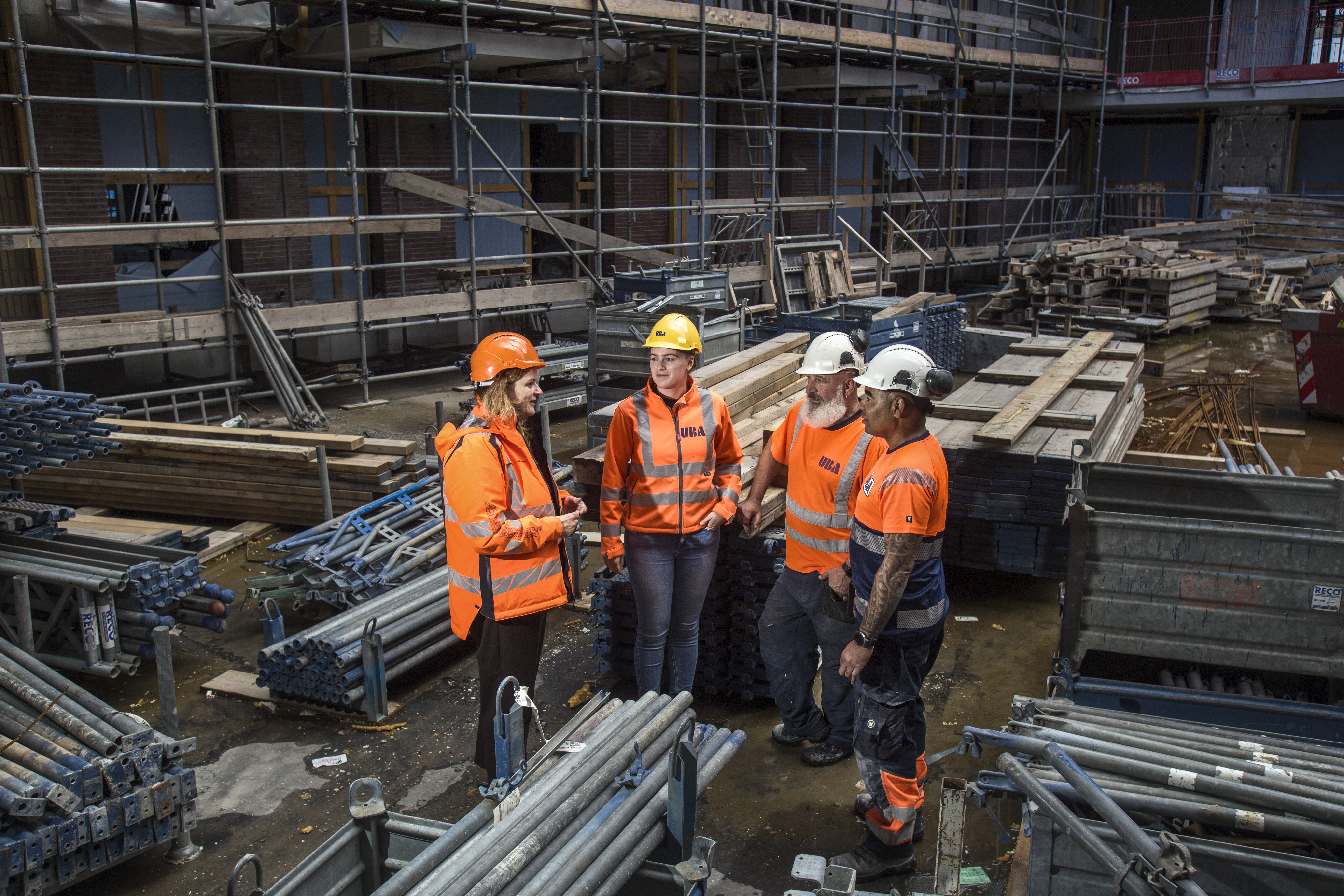 Daniëlle de Nijs samen met Babette Beckers, Henry Kollenburg en Nigel Candelaria op de bouwplaats van project Hydepark in Hoofddorp. Foto: Eran Oppenheimer
