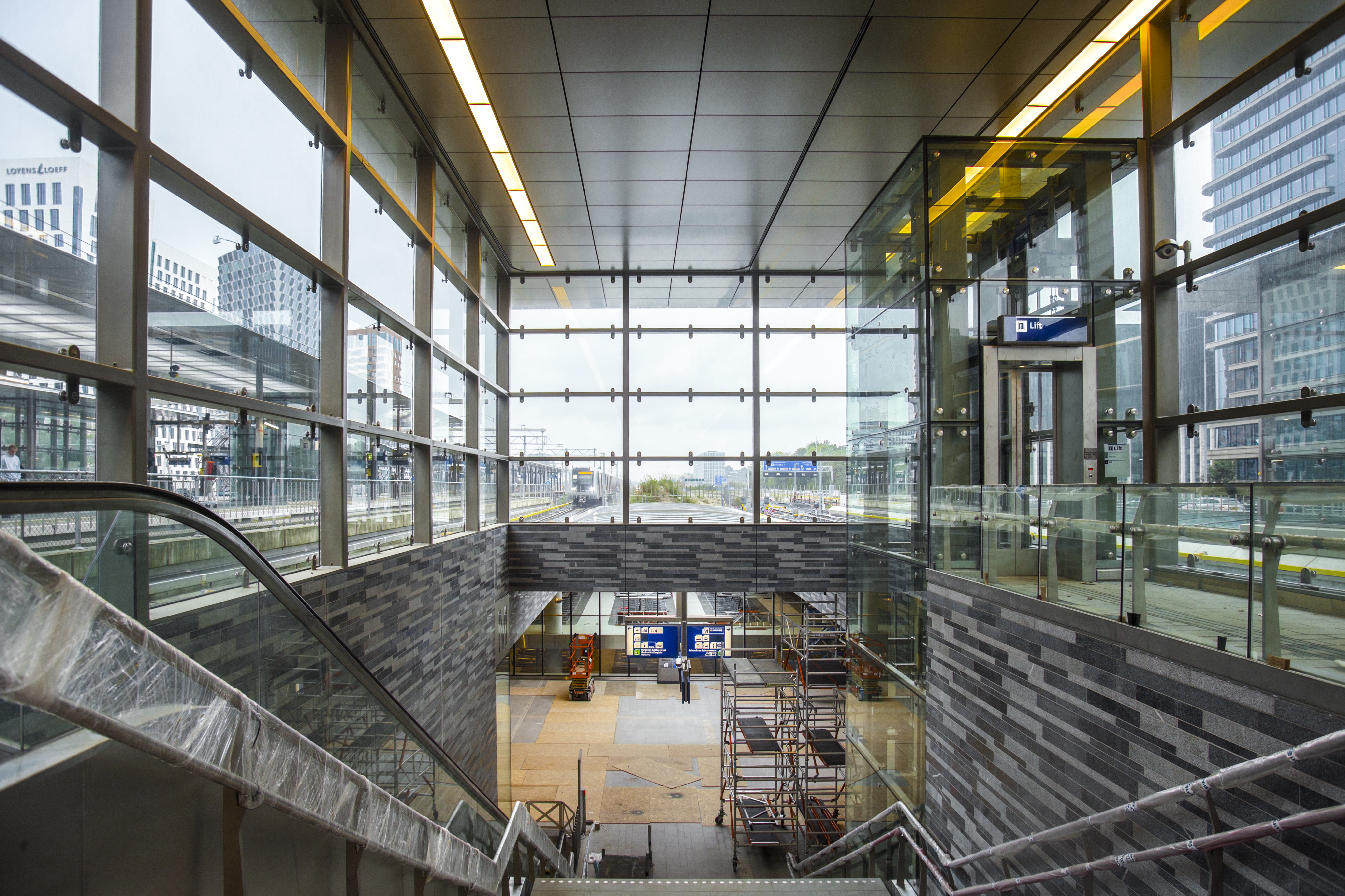Bredere perrons, hogere kappen en meer daglicht. Station Amsterdam Zuid wordt klaargestoomd voor een steeds prominentere rol als ov-knooppunt in de regio Amsterdam. Foto: Eran Oppenheimer 
