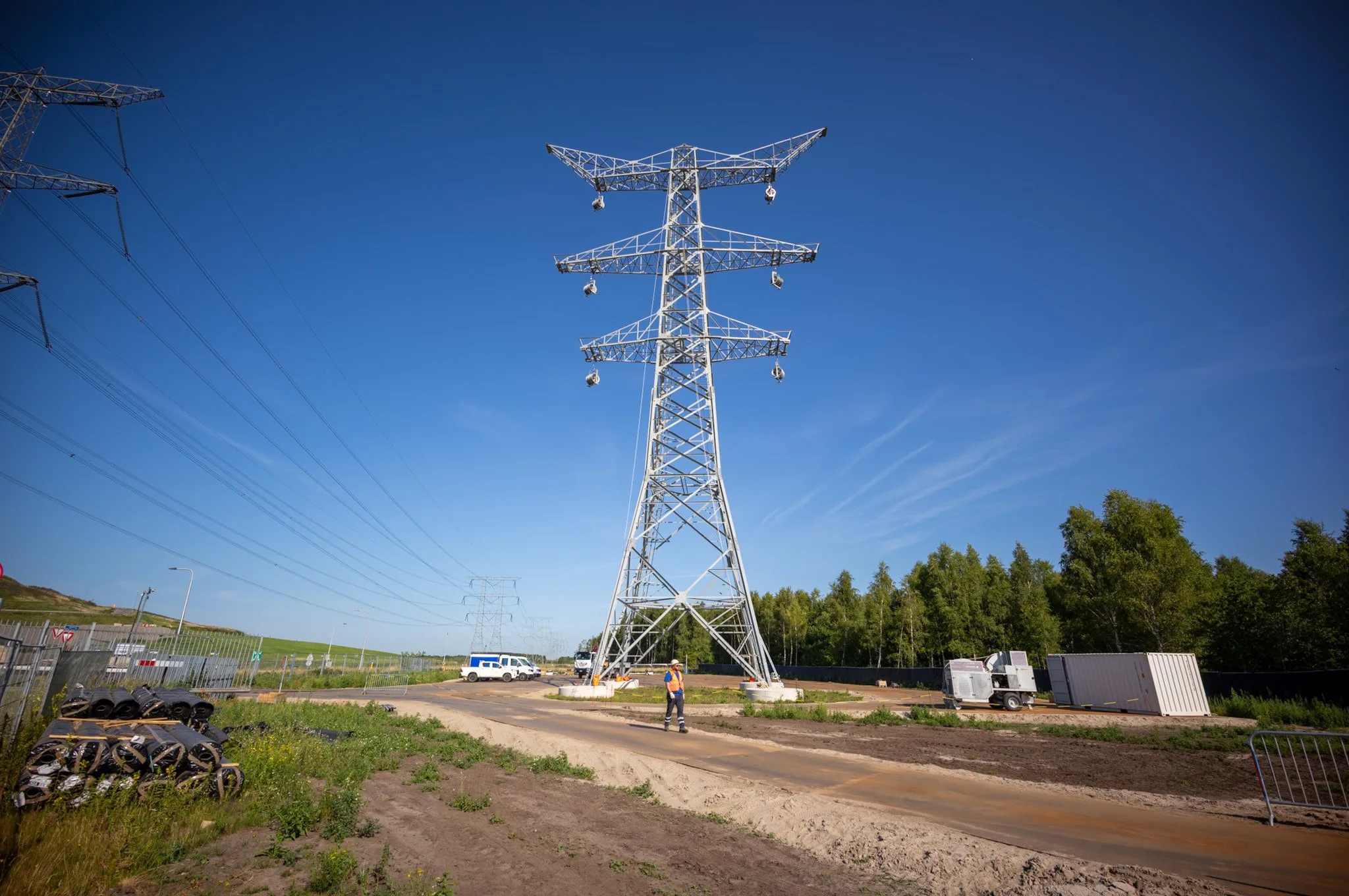 Netbeheerder TenneT vergunde in 2025 de grootste opdracht via TenderNed: 400 kilometer aan nieuwe hoogspanningslijnen. De Moldaumast is een nieuw type hoogspanningsmast van TenneT. De eerste Moldaumasten zijn op het nieuwe traject Rilland-Tilburg geplaatst. Foto: TenneT