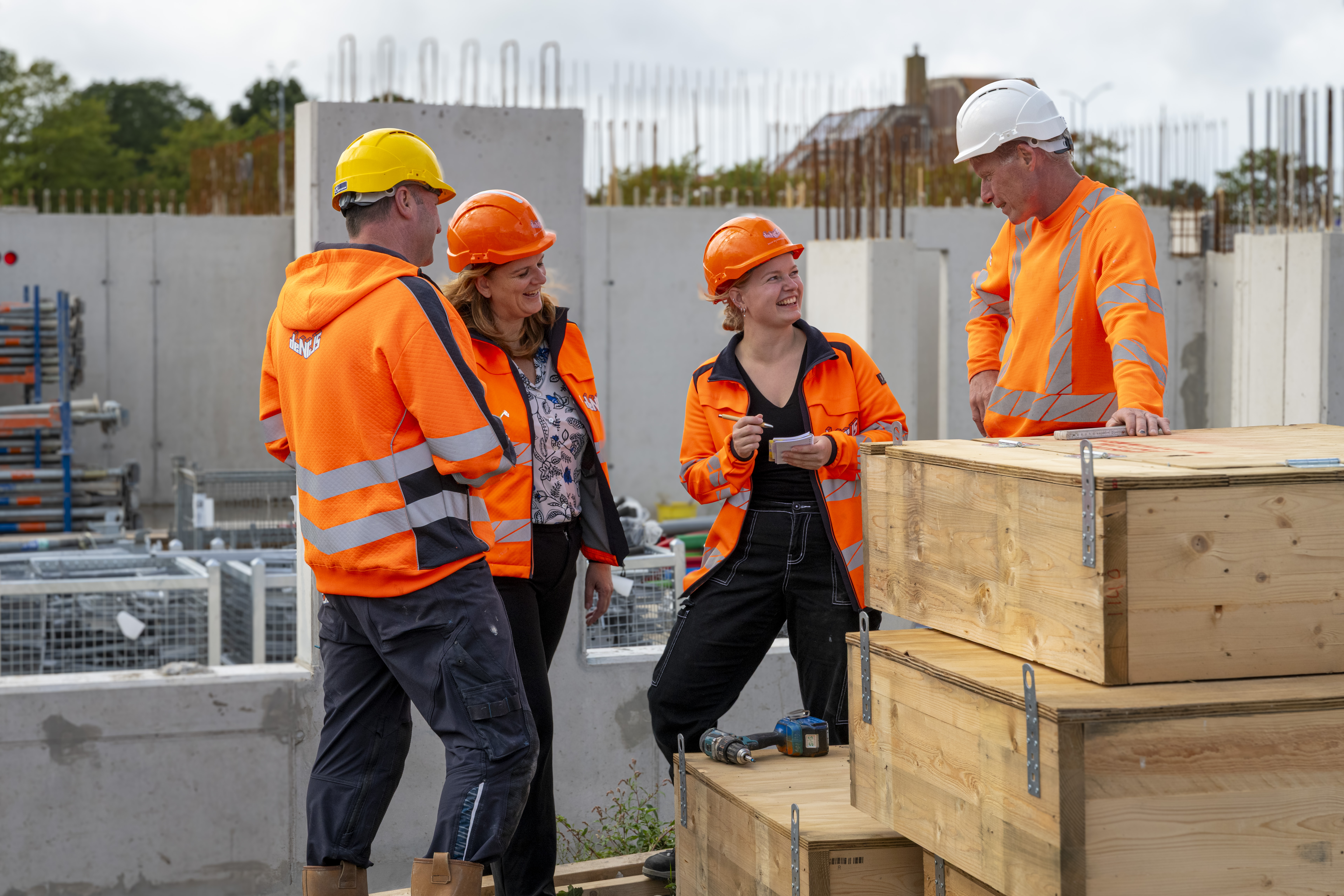 Barry Walraven, Danielle de Nijs, Debby Beemsterboer en Ronald Ruhrup op de bouwplaats van het project Buitenvaart in Alkmaar. Foto: Nikki Natzijl