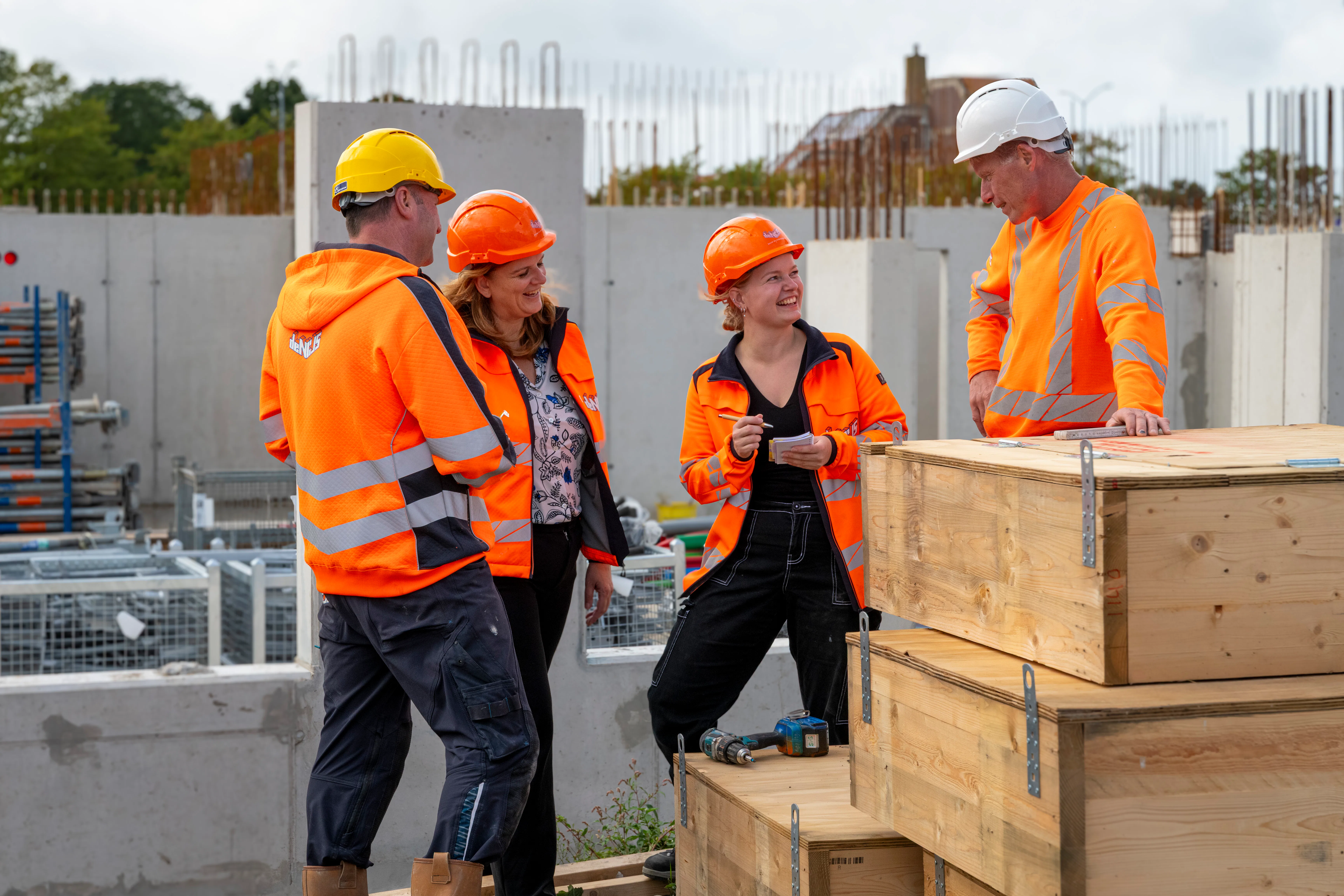 Barry Walraven, Danielle de Nijs, Debby Beemsterboer en Ronald Ruhrup op de bouwplaats van het project Buitenvaart in Alkmaar. Foto: Nikki Natzijl