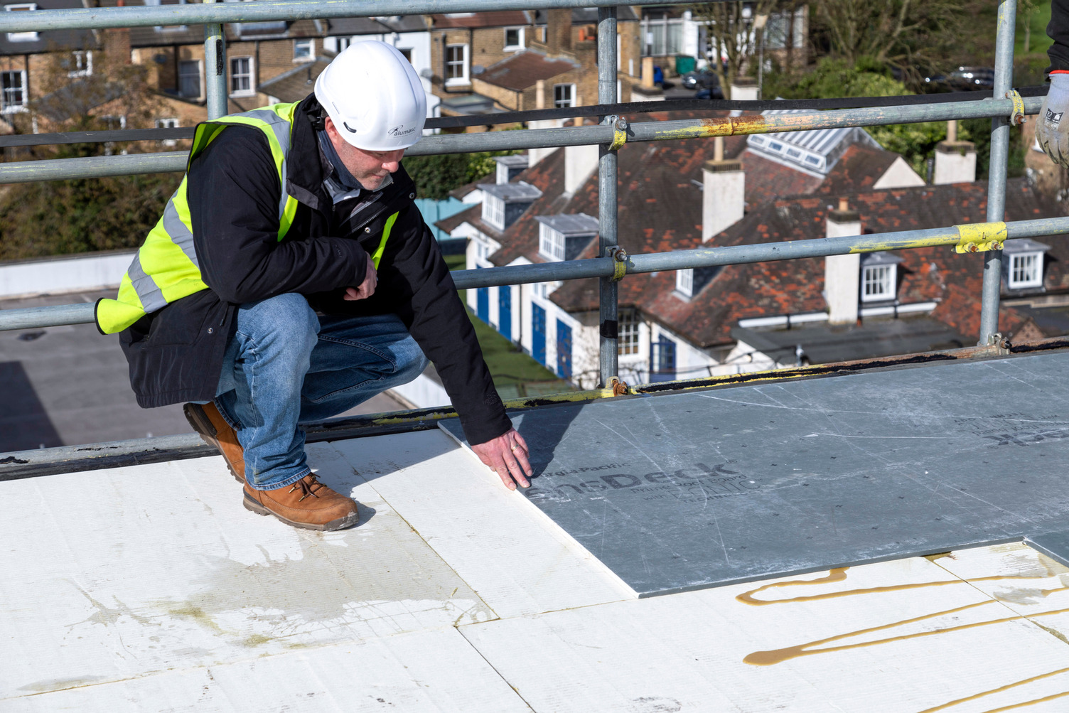 Zonnepanelen maken brandveiligheid van bedrijfsdaken verzekeringskwestie