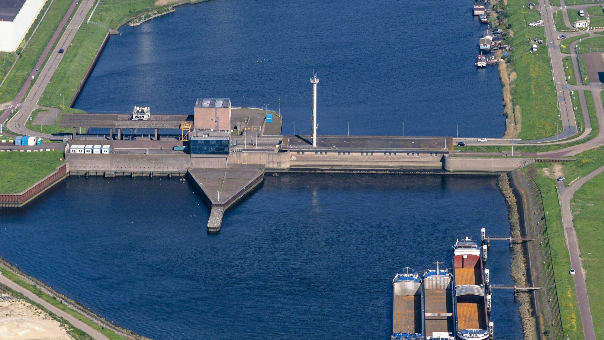Goed nieuws voor het spui- en gemaalcomplex IJmuiden, dat water van het Noordzeekanaal naar de Noordzee afvoert. Het is aan het einde van zijn levensduur en toe aan vervanging. Foto: Rijkswaterstaat